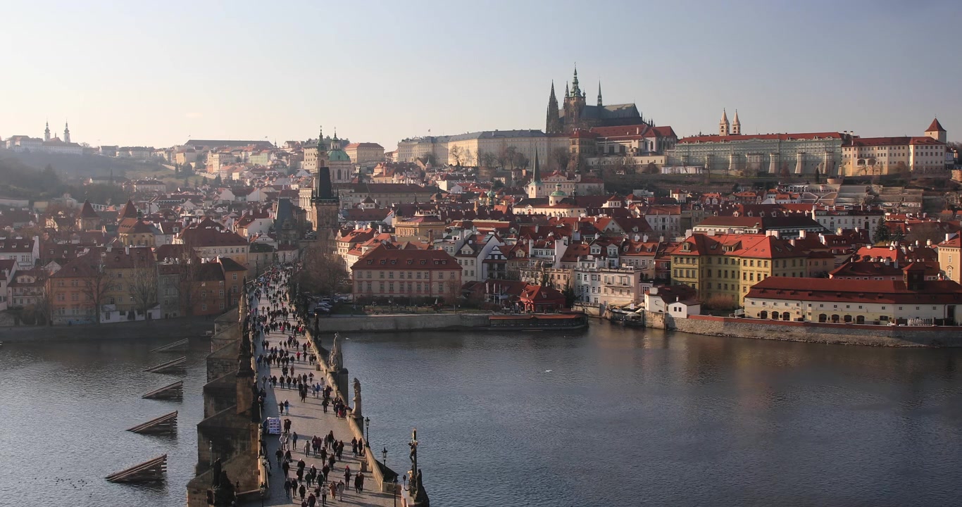 Vista sui tetti di Praga e sul Ponte Carlo verso la cattedrale di San Vito, Repubblica Ceca