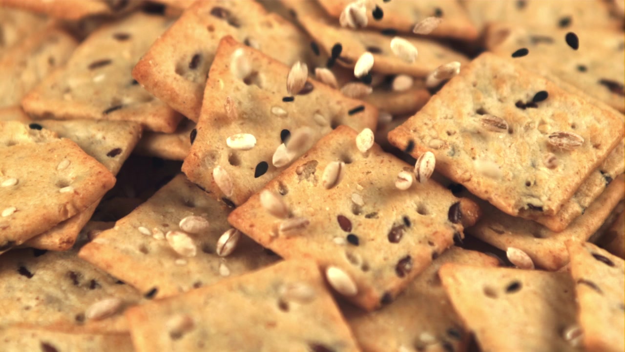Semi che cadono su cracker ai multicereali