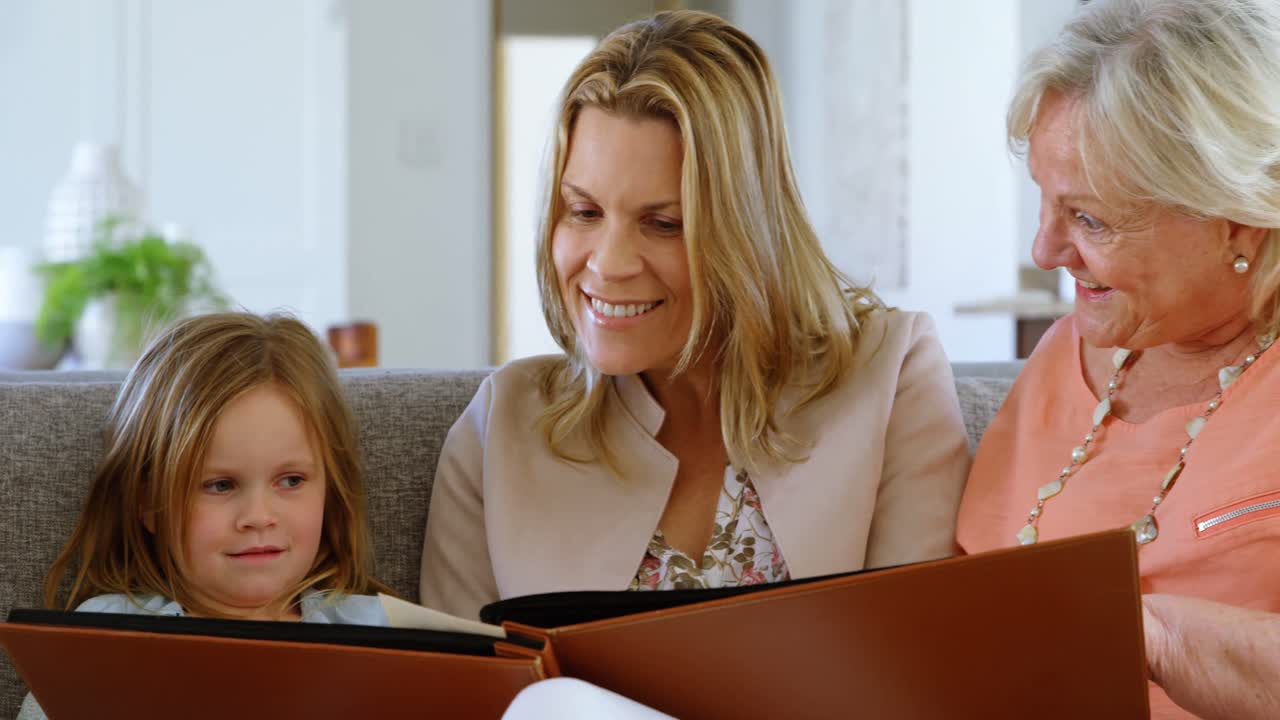 거실 4k에서 가족 사진 앨범을 찾고 있습니다.