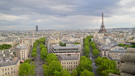 vista estática de la torre eiffel en parís, francia desde el arco del triunfo