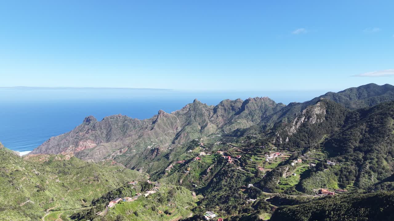 Toma aérea panorámica con dron del Parque Rural de Anaga, Tenerife, España, con cielo azul