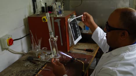 Side-view-of-mature-male-worker-working-in-glass-factory-4k