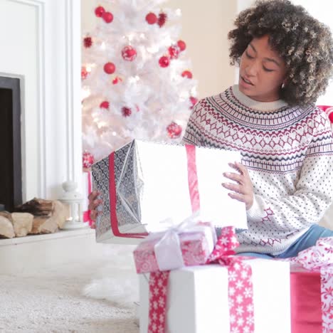 Mujer-Sorprendida-Sosteniendo-Un-Gran-Regalo-De-Navidad