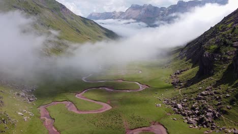 Aguas-Tuertas,-Pirineos-Españoles,-España---Vista-Aérea-De-Drones-Del-Valle-Verde,-Río-Curvo,-Montañas-Y-Nubes-En-Movimiento