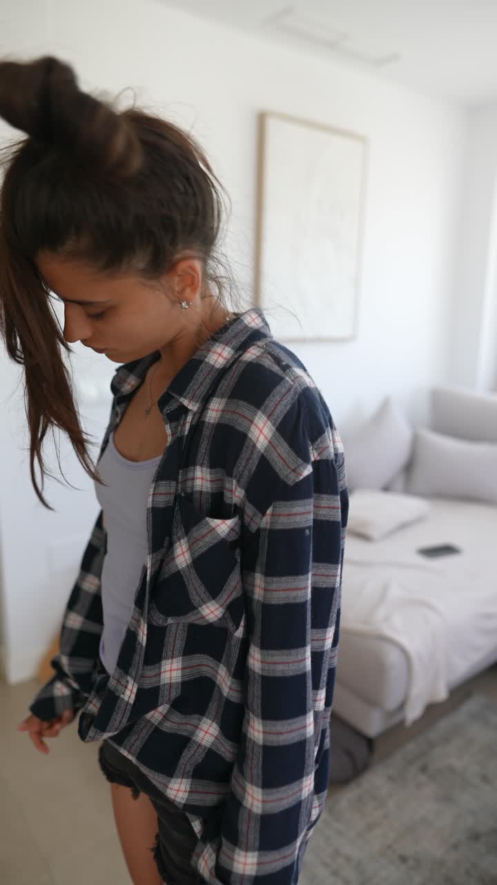 mujer joven con una camisa a cuadros