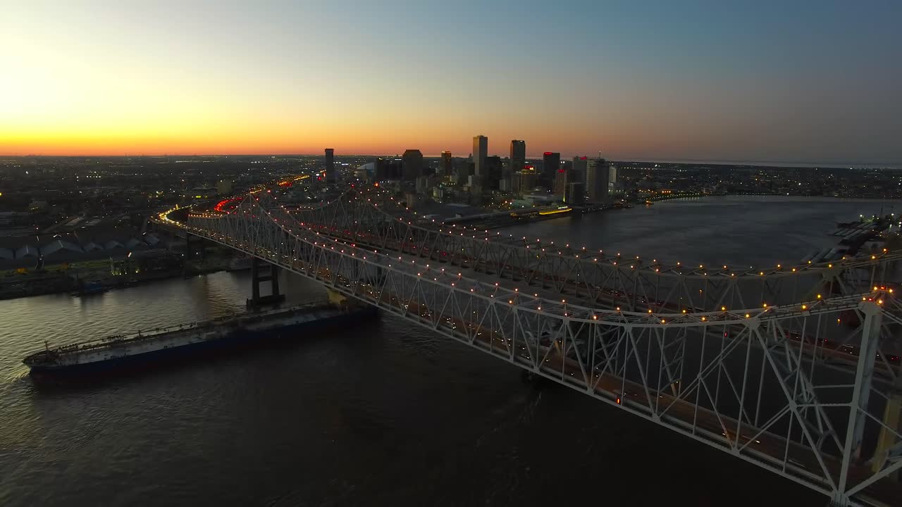 뉴올리언스 루이지애나 스카이라인 2를 드러내는 미시시피 강 위의 초승달 도시 다리의 아름다운 밤 항공 샷