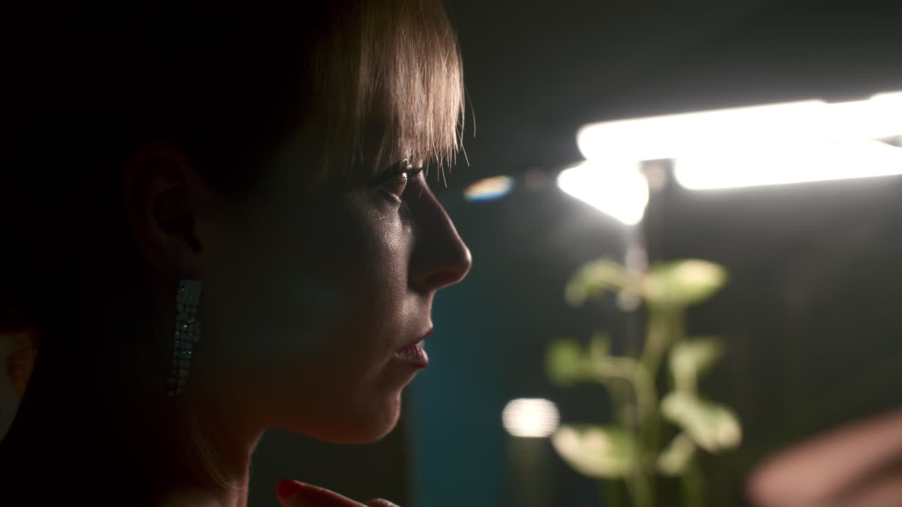 retrato de mujer en la iluminación del estudio