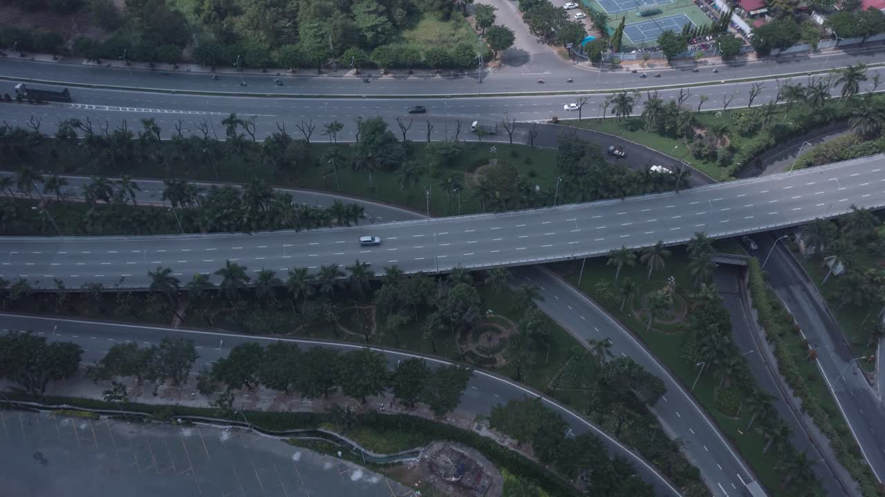 화창한 날 차량 통행이 많은 번잡하고 복잡한 도로 시스템의 하향식 공중 하이퍼랩스 보기