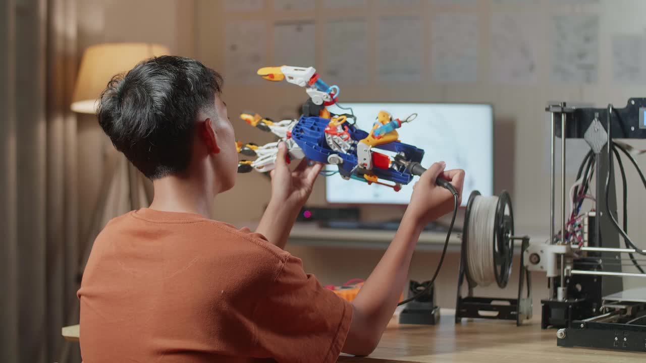 3d 인쇄 로 손 프로젝트를 수행하는 학생