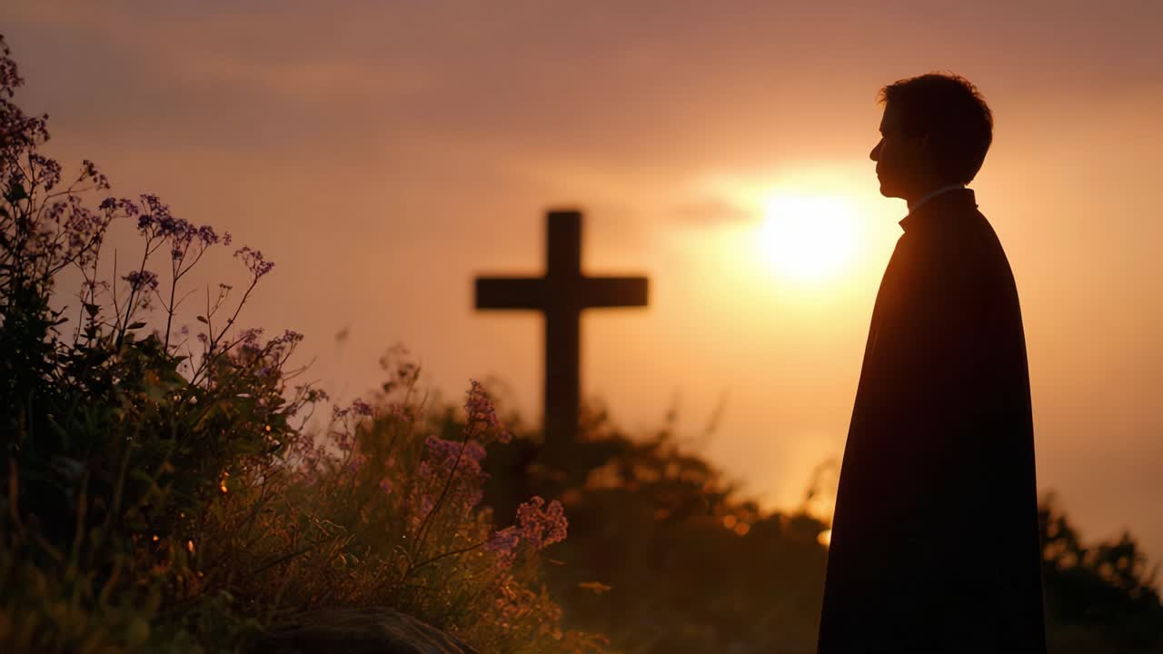 Uma figura solene observa uma cruz durante o pôr do sol, evocando reflexão, fé e espiritualidade em um ambiente natural sereno repleto de flores silvestres
