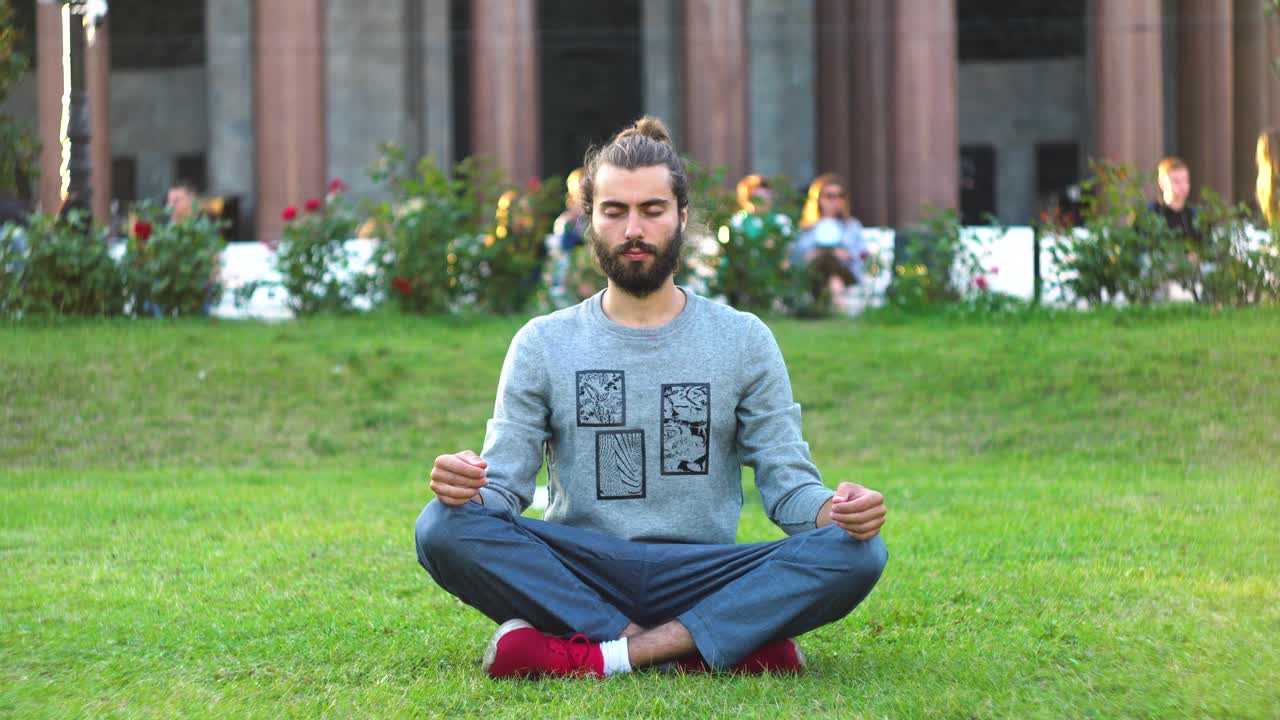 hombre meditando en un parque