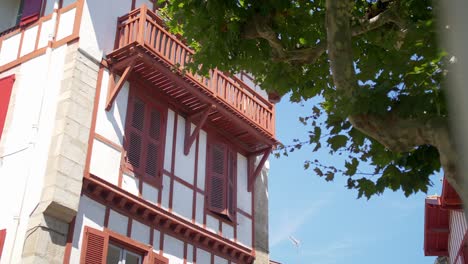casas francesas vascas europeas en la costa, día soleado y brillante con árboles, tiro manual a la deriva