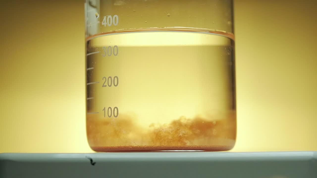 시험관에서 혼합물의 클로즈업 슬로우 모션