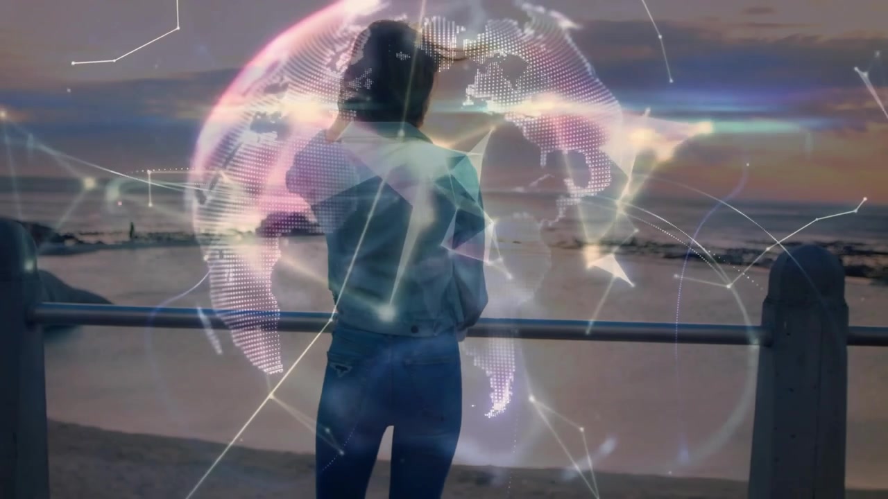 Una donna sale su una ringhiera sul lungomare al tramonto, generando linee tecnologiche che formano una sfera di dati luminosa.
