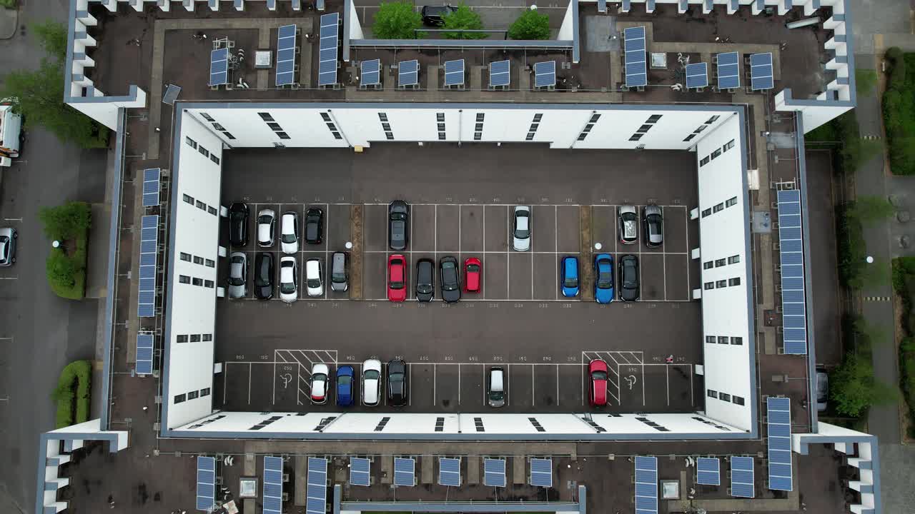vista aérea acima de painéis solares complexos de alta eficiência energética no estacionamento privado