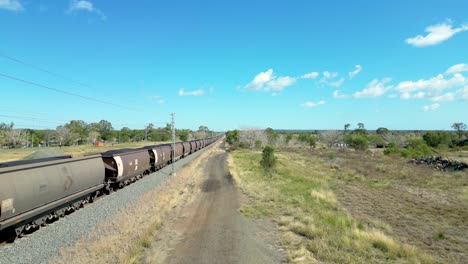 Un-Tren-Lleno-De-Carbón-Que-Viaja-Por-El-Oeste-De-Queensland-En-Australia.