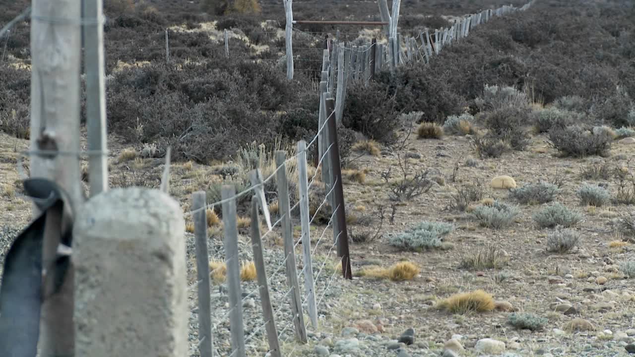 바람이 부는 파타고니아 평원의 외로운 울타리 1