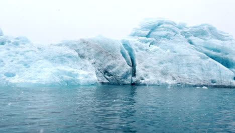 pasando por un iceberg en los fiordos del este de groenlandia