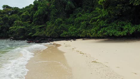 Una-Toma-Aérea-De-Una-Hermosa-Playa-Vacía-En-Tailandia