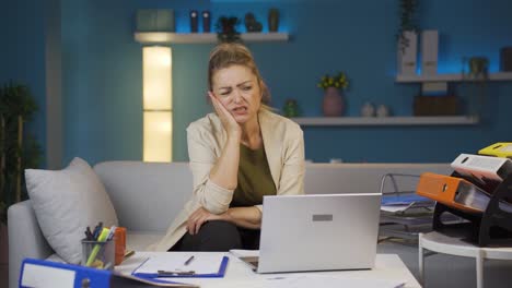 Home-Office-Arbeiter-Frau-Zahnschmerzen-Und-Schmerzen.