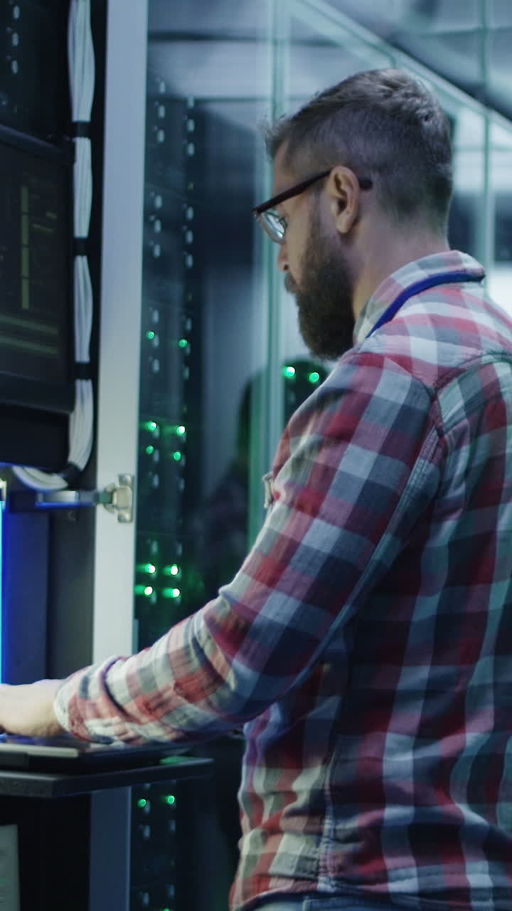 técnico informático en una sala de servidores