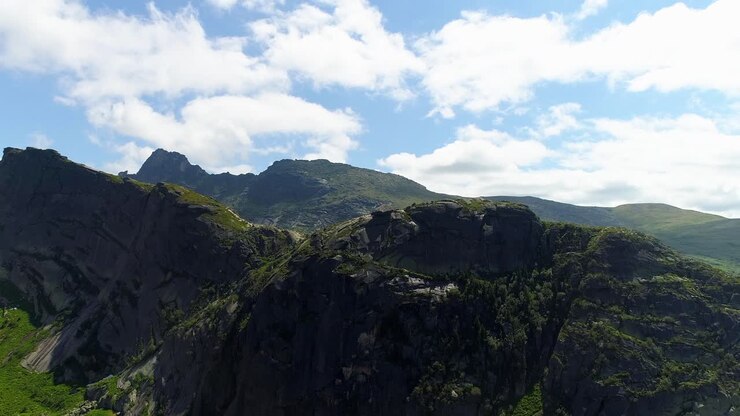 Vista aérea de majestuosas montañas
