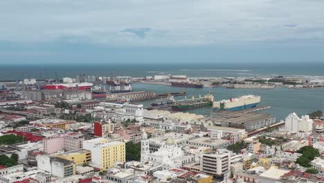 Vista-Aérea-Del-Centro-Histórico-De-Veracruz,-México,-Esta-Vista-Captura-La-Sinergia-De-Comercio-Y-Cultura-Del-Vibrante-Puerto.