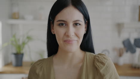 mujer sonriendo en la cocina
