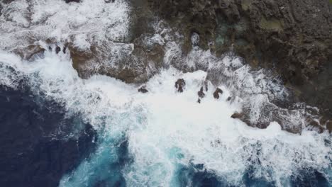 Vista-Aérea-De-Las-Olas-Del-Mar-Rompiendo-En-Las-Rocas