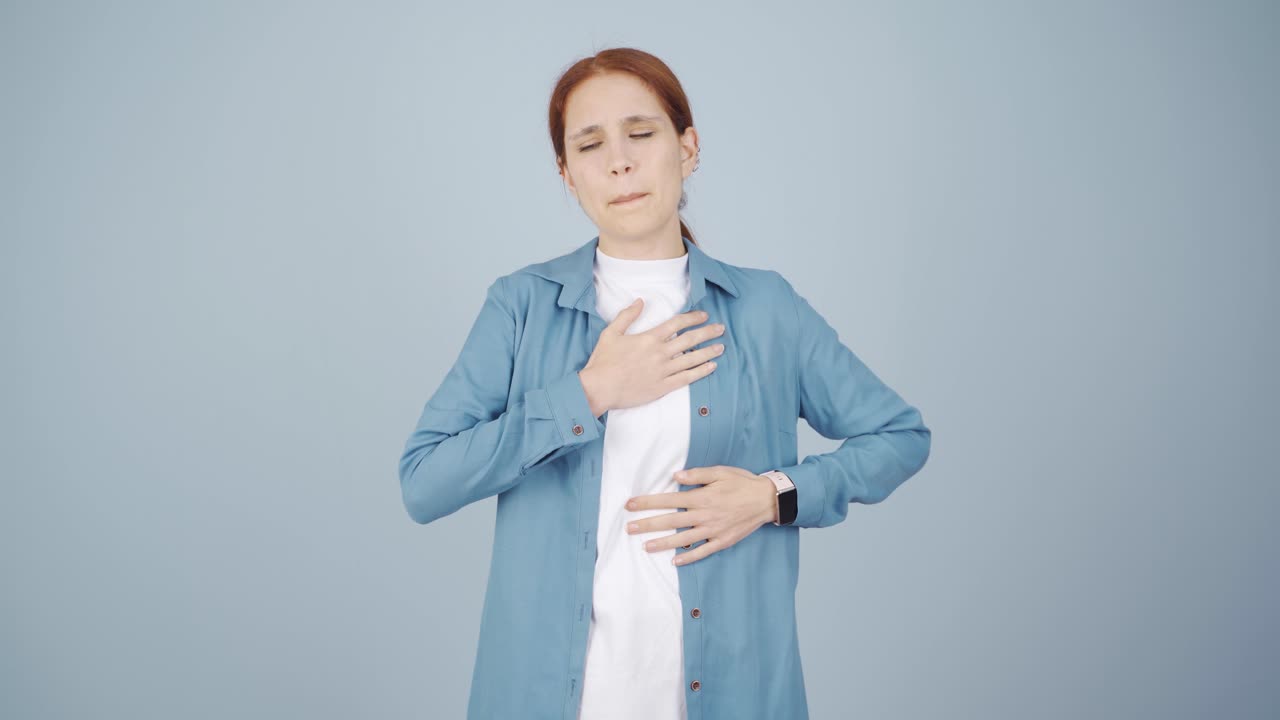 mujer con dolor en el pecho.