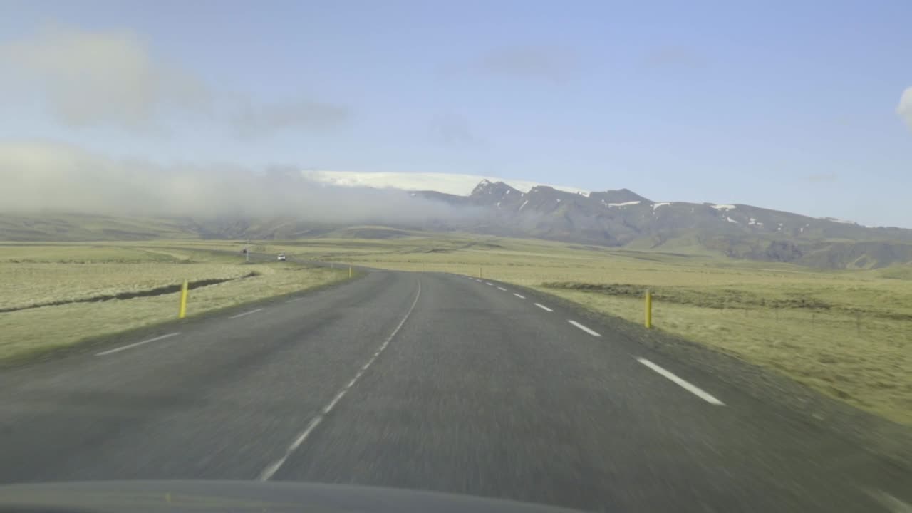아이슬란드의 거리에서 운전