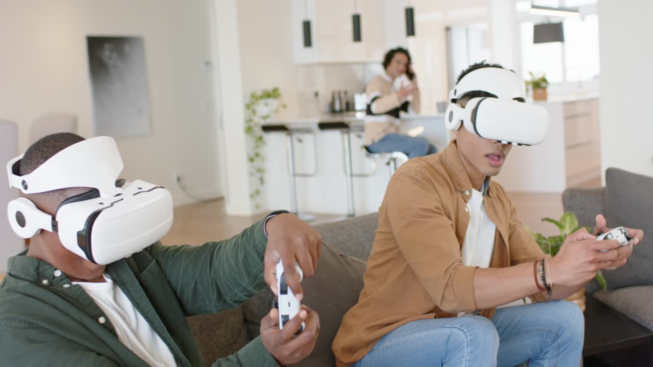 Diversi amici uomini seduti a casa prendono l'attrezzatura VR e giocano a un gioco di corse per divertimento.