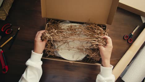 e-commerce-lagergeschäft, frauen, die waren und kleidung für den second-hand-liefermarkt verpacken, spezieller arbeitsplatz für verpackung und versand mit vorräten und technologie für effizienz, online-verkäufe.