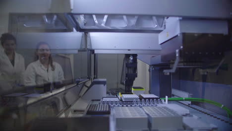 fotografía en cámara lenta de un sistema de pipetación automatizado en francia.