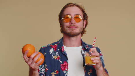 joven turista sosteniendo naranjas frutas vitaminas para la salud bebiendo jugo de paja ecológico