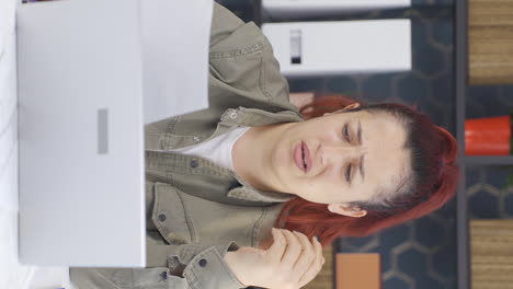 video vertical de una mujer de negocios molesta con los resultados negativos del papeleo.