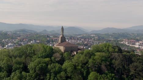 Statuendenkmal-Und-Majestätischer-Blick-Auf-San-Sebastian-Und-Die-Sandstrände,-Aufsteigende-Luftaufnahme