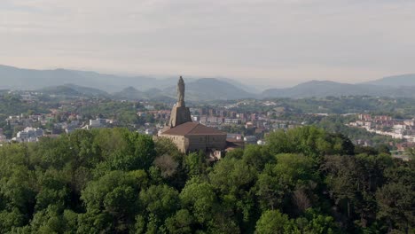 monumento a la estatua y vista majestuosa de san sebastián y playas de arena, vista aérea ascendente