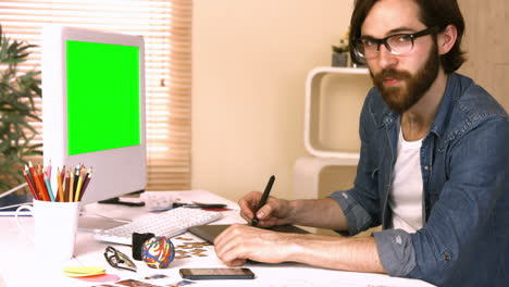 trabajador casual que utiliza la computadora en el escritorio