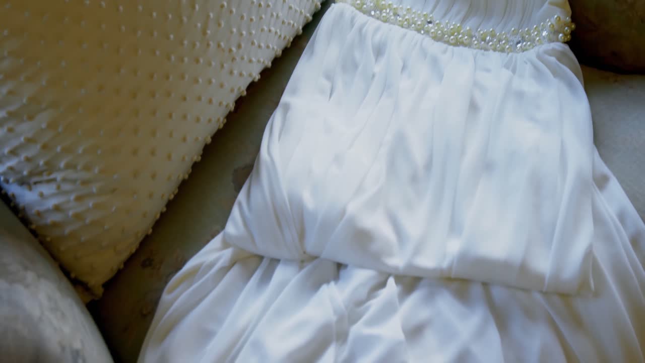 свадебное платье лежит на кресле 4k 4k