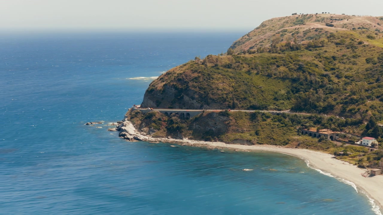 Cabo costero y playa vistos desde arriba