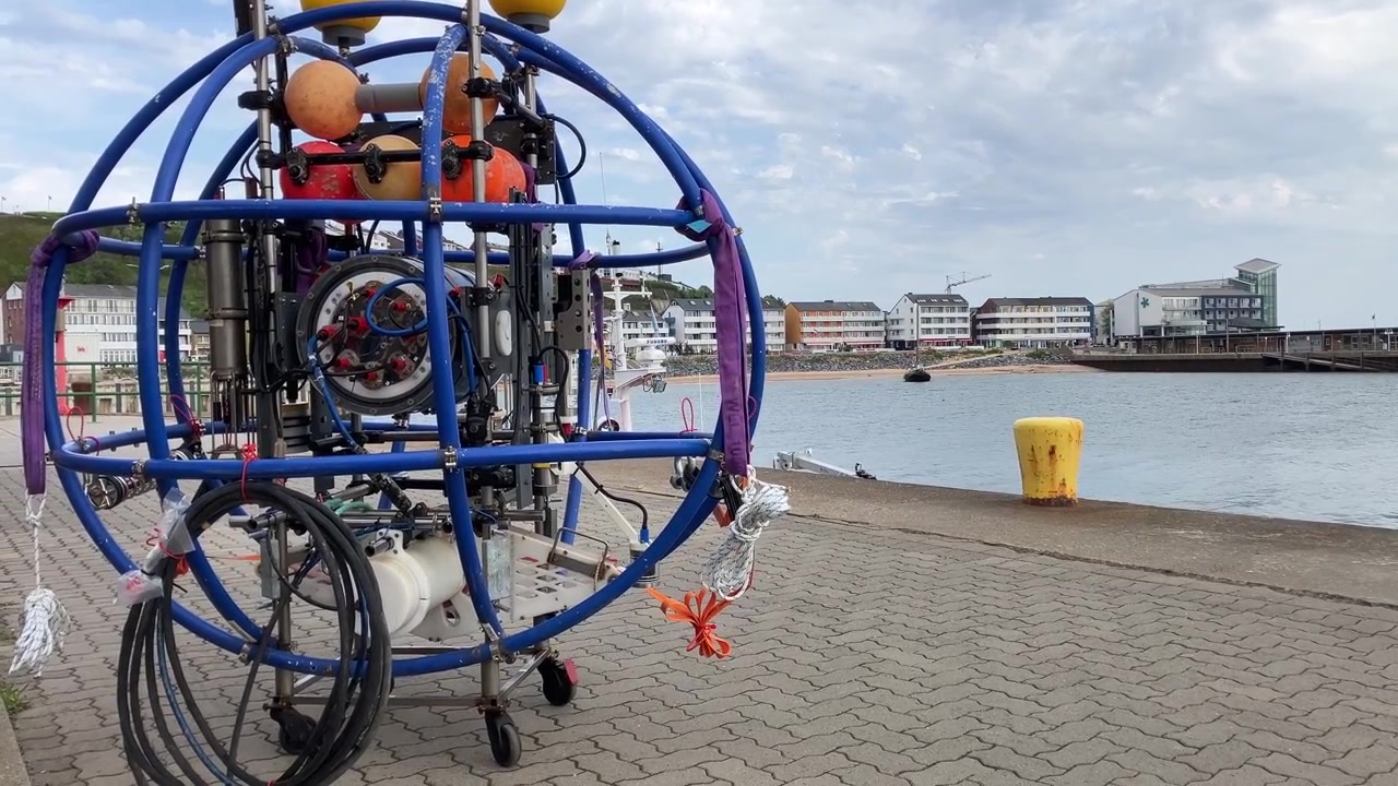 Statisk dokumentation af oceanografisk udstyr nær vandkanten.