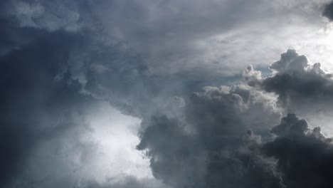 pov tormenta con nubes oscuras cumulonimbus moviéndose en el cielo