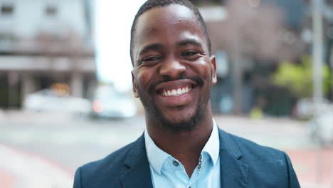 Sonrisa,-Negocios-Y-Retrato-De-Un-Hombre-Negro-En-La-Ciudad