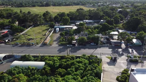 vista panorámica de la carretera a bani, república dominicana, tráfico ligero de vehículos comerciales, zona rural