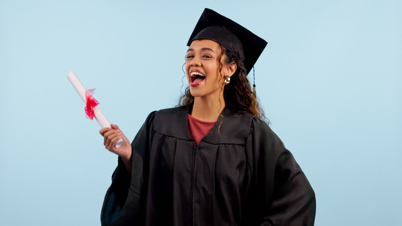 graduación, mujer y estudiante con diploma