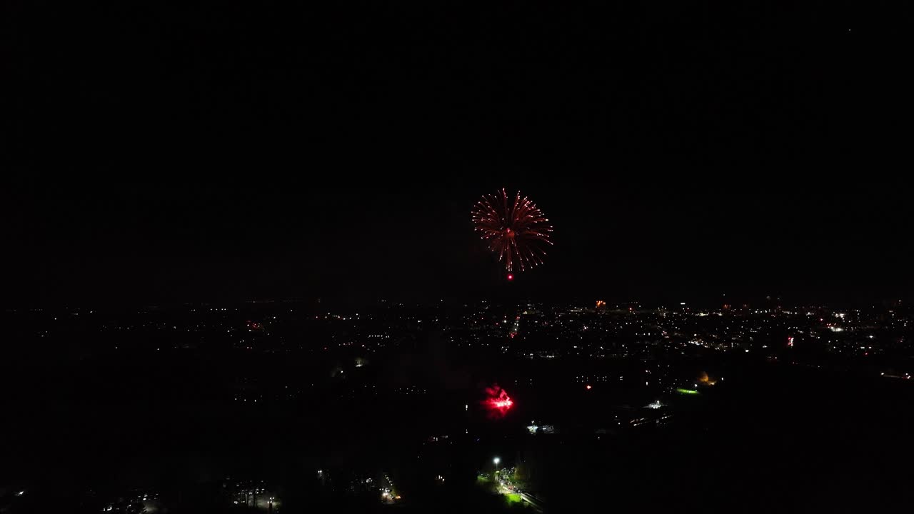 fotografía aérea de fuegos artificiales vibrantes que explotan por la noche desde una exhibición de fuegos artificiales