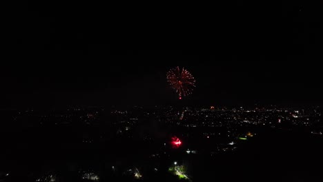 fotografía aérea de fuegos artificiales vibrantes que explotan por la noche desde una exhibición de fuegos artificiales