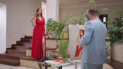 modelo en vivo posa con gracia para el pintor. mujer de pie en el estudio de arte con rosa sirviendo como musa para el pintor hábil capta meticulosamente la esencia en el lienzo