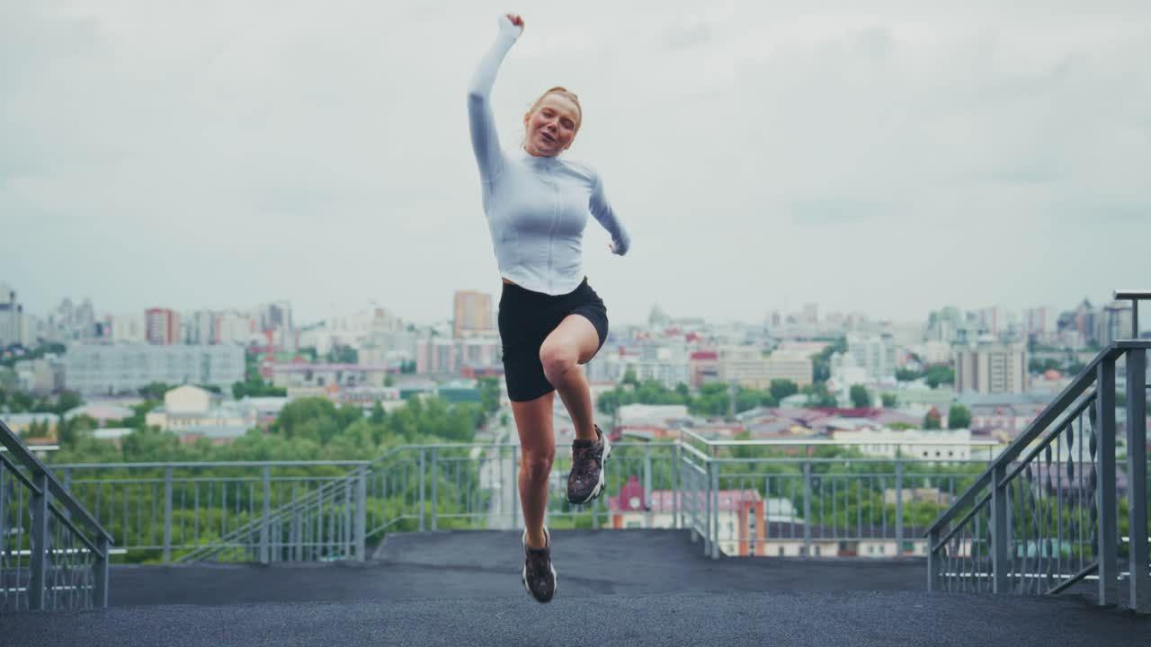mujer corriendo por la ciudad